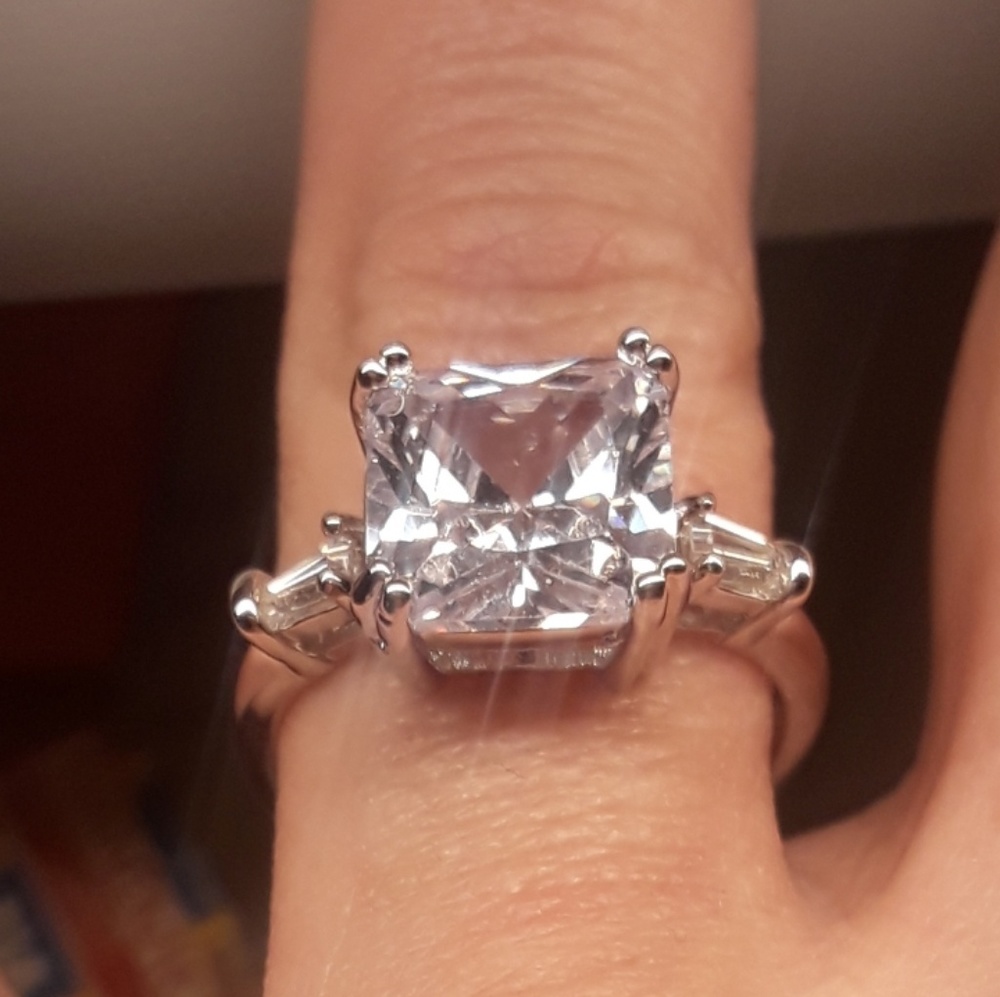 5⭐ Rated Beautiful Princess Cut Engagement Ring - Picture 3 of 6